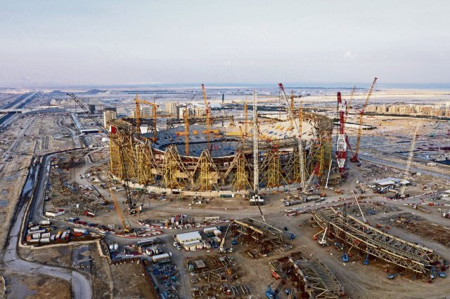 Fußball in der Wüste: Baustelle eines Stadions für die WM in Lusail bei Doha, November 2021