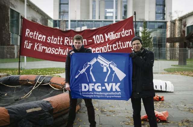Einer symbolische Aktion gegen das Sterben im Mittelmeer gab es am Samstag vor dem Kanzleramt in Berlin.