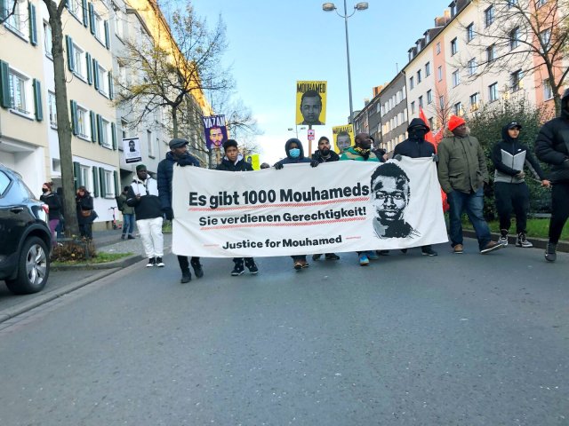 Die Teilnehmer der Demo am 19. November in Dortmund forderten Gerechtigkeit für Mouhamed und andere Opfer tödlicher Polizeigewalt.