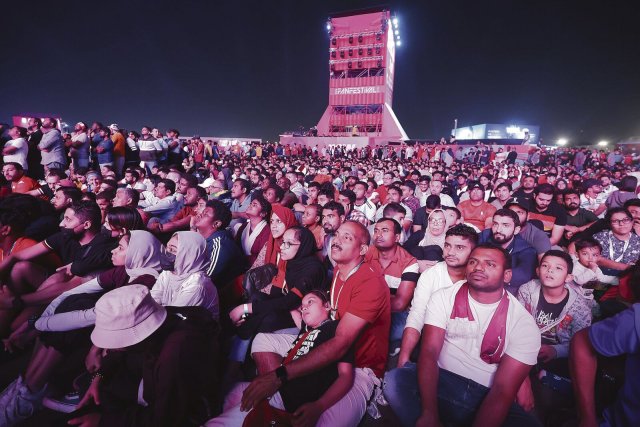 Fans schauen das Eröffnungsspiel zwischen Katar und Ecuador im Al Bidda Park.