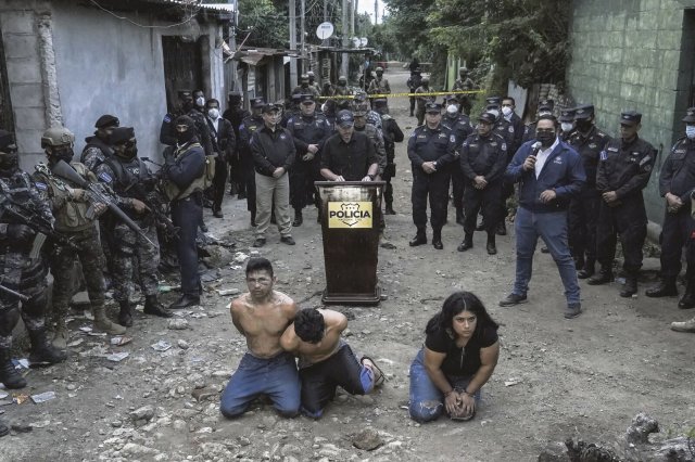 Die salvadorianischen Sicherheitskräfte präsentieren am 30. Juni 2022 in der Stadt Santa Ana ihre »Beute«: Verhaftete Mitglieder der Bande »Barrio 18 Sureños«