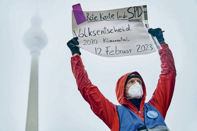 Kundgebung in der Kälte: Aktivist*innen des Volksentscheids »Berlin 2030 klimaneutral« fordern eine Zusammenlegung mit der Wahlwiederholung.