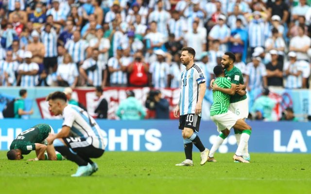Während Saudi-Arabiens Spieler über das 2:1 zum WM-Auftakt jubeln, sind Argentiniens Stars um Lionel Messi (3.v.r.) geschockt.