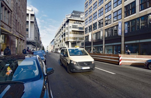 Zögerlich trauen sich am Mittwoch wieder Autos auf den seit 2020 für sie gesperrten Abschnitt der Friedrichstraße.