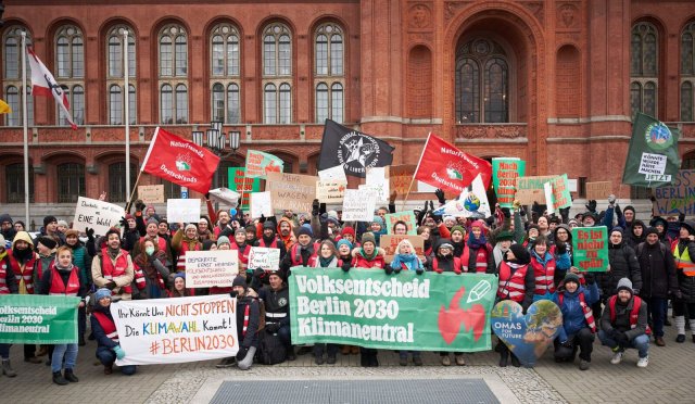 Am Dienstag demonstrierte "Berlin 2030 klimaneutral" vor dem Roten Rathaus für die Zusammenlegung von Volksentscheid und Wiederholungswahl.