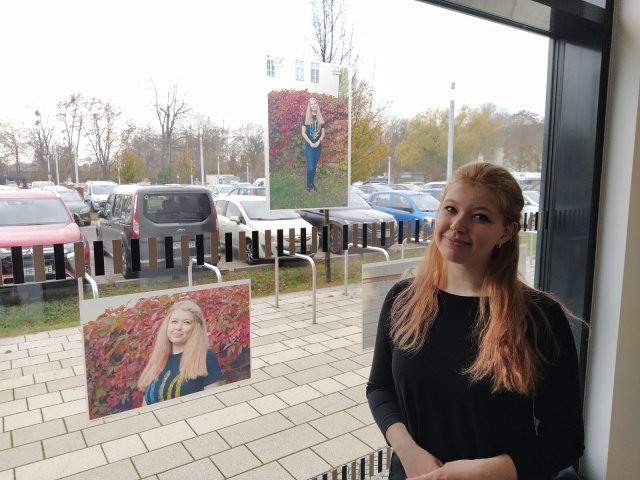 Anna Volkova steht am Dienstag in der Ausstellung vor ihren Porträts.