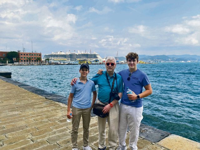 Philipp, Henrik und ihr Opa auf ihrer ersten gemeinsamen Kreuzfahrt auf der AIDA cosma, die wie ein quer gelegtes Hochhaus daherkommt