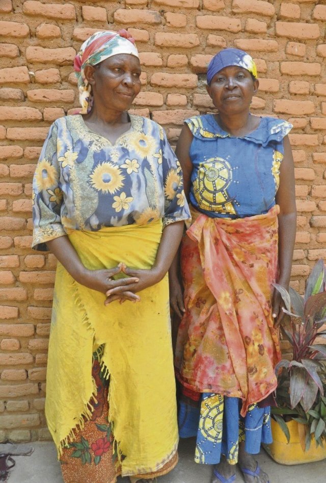 Jeanette Nibigiri (links) mit ihrer Schwester, mit der sie nach Tansania geflohen ist