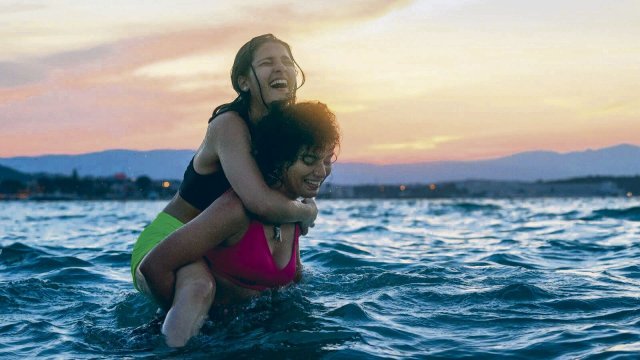 Nathalie Issa als Yusra Mardini (links) und Manal Issa als Sara Mardini im Film „»Die Schwimmerinnen«“