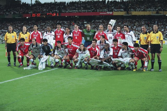 Bei der WM 1998 posierten die Fußballer Irans und der USA symbolisch aufgeladen gemeinsam für ein Teamfoto.