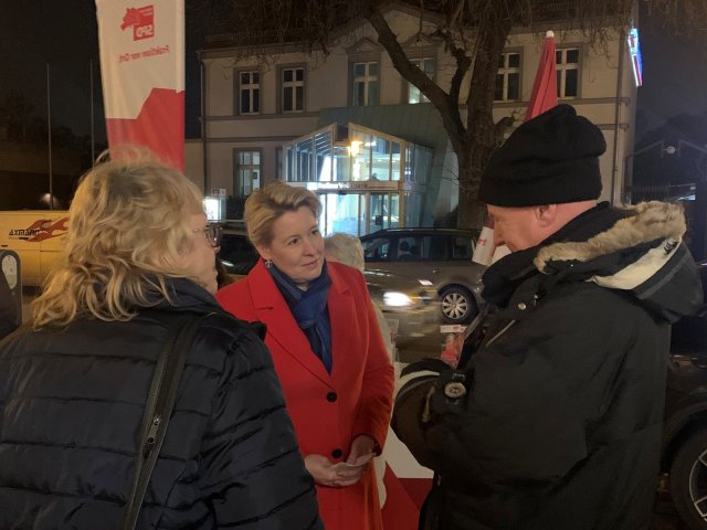 Erhitzte Gemüter trotz Kälte: SPD-Politikerin Giffey stellt sich in Neukölln-Rudow den Fragen der Passant*innen.