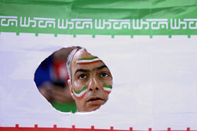 Irans Flagge ohne Hoheitszeichen: Auch dieser iranische Fan wurde bei der WM gemaßregelt.