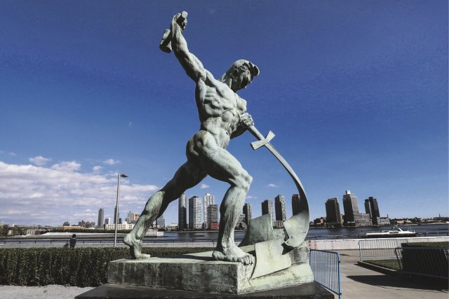 "Schwerter zu Pflugscharen", Bronzeskulptur des russischen Bildhauers Jevgeni Vuchetich