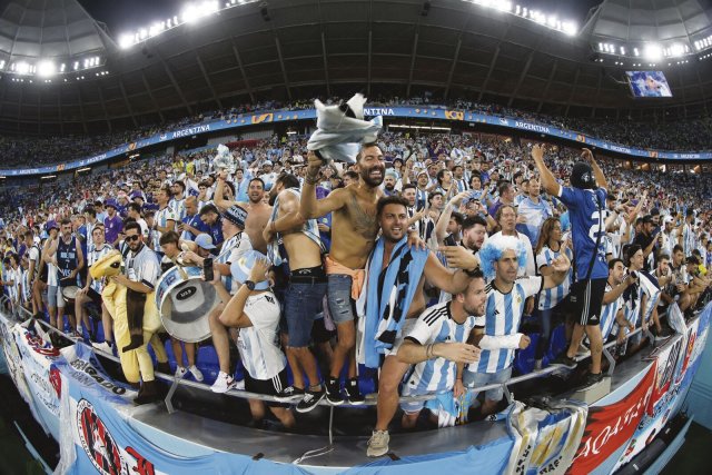 Gute Stimmung gibt es in Katar auch: Argentinische Anhänger feiern ihre Mannschaft.