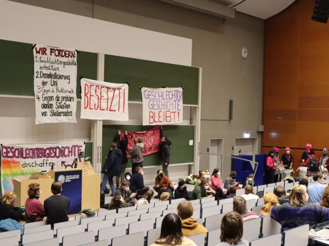 Rund 150 Studierende haben einen Hörsaal an der Universität Jena besetzt, um für den Erhalt der Geschlechtergeschichte zu protestieren.