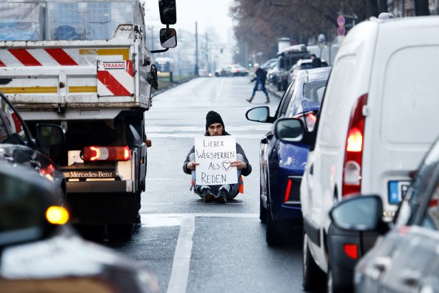 Wiederholt haben Aktivisten der Letzten Generation den Straßenverkehr blockiert. Hier auf der Prenzlauer Allee in Berlin.