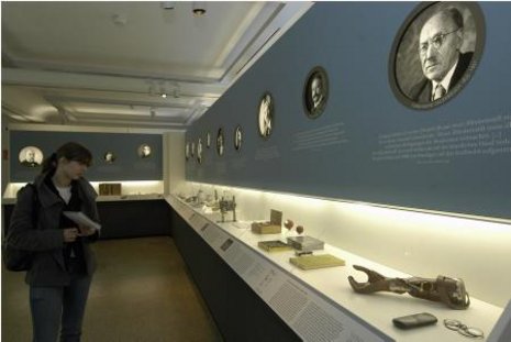 Ein Teil der Ausstellung im Medizinhistorischen Museum widmet sich den Persönlichkeiten, die die Charité als Wissenschaftsstandort geprägt haben