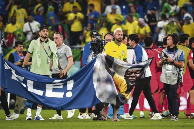 Brasiliens Star Neymar mit einem Pelé-Banner