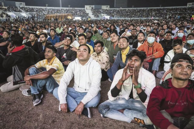 Tausende Arbeitsmigranten treffen sich abends in einem alten Cricket-Stadion am Rande Dohas zum Public Viewing.