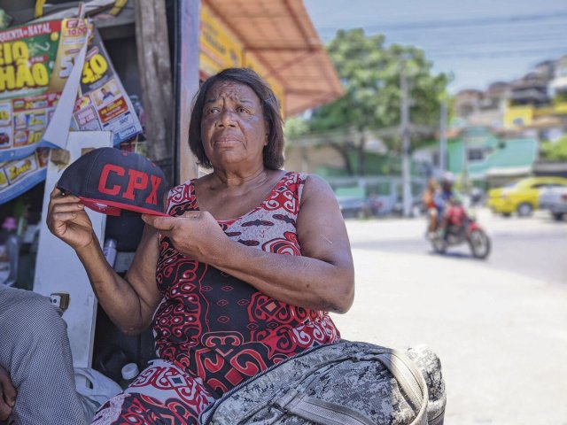 Isabell Pereira betreibt einen Kiosk im Complexo do Alemão. Sie mag die Mützen. Vor allem deshalb, weil "sie hier bei uns hergestellt werden. Und Arbeit bringen«.