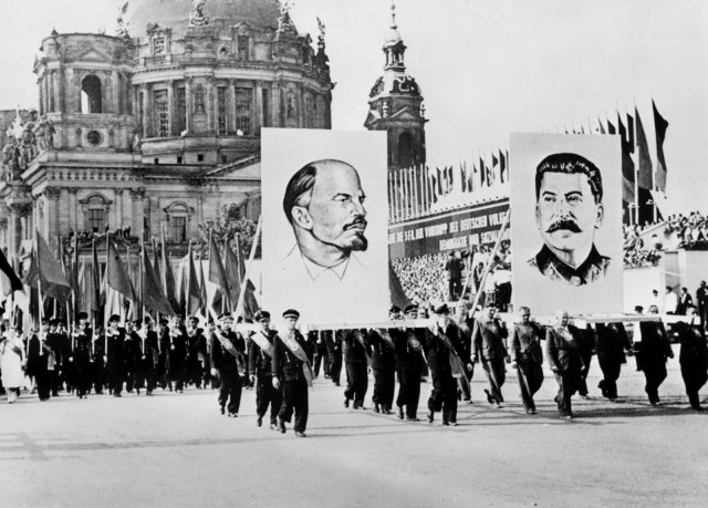 Aufmarsch zur 2. Parteikonferenz der SED 1952 in Berlin, die den Aufbau des Sozialismus in der DDR beschloss.