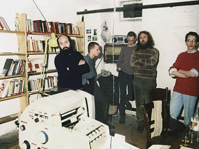 Konnten im Ostberlin der 80er Jahre einiges bewirken: Tim Eisenlohr (ganz rechts) und weitere Mitglieder der Umweltbibliothek