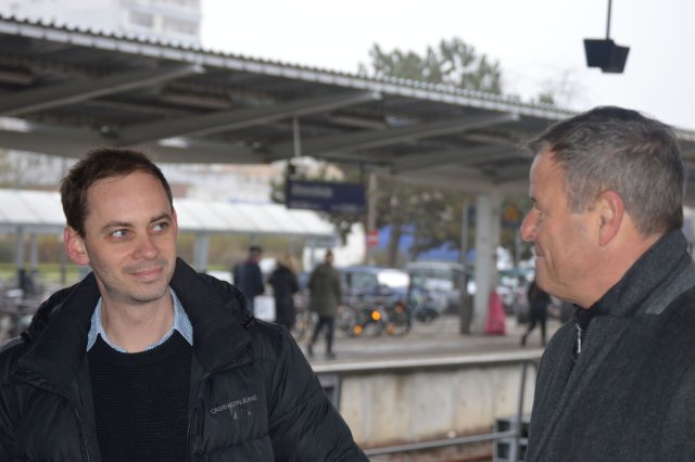 Bjoern Tielebein (l.) und Christian Görke am Freitag auf dem Bahnhof Ahrensfelde