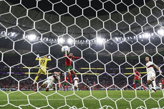 Stürmer Youssef En-Nesyri (3.v.l.) köpfte Marokko gegen fassungslose Portugiesen erstmals in ein WM-Halbfinale.