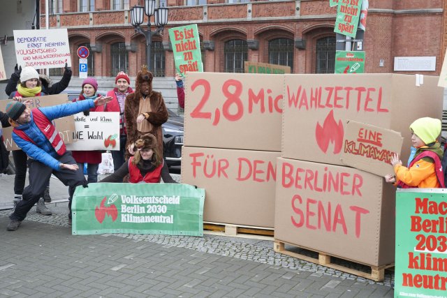Lieferung frei Haus: Unterstützer des Klimaentscheids übergeben vor dem Roten Rathaus Stimmzettel