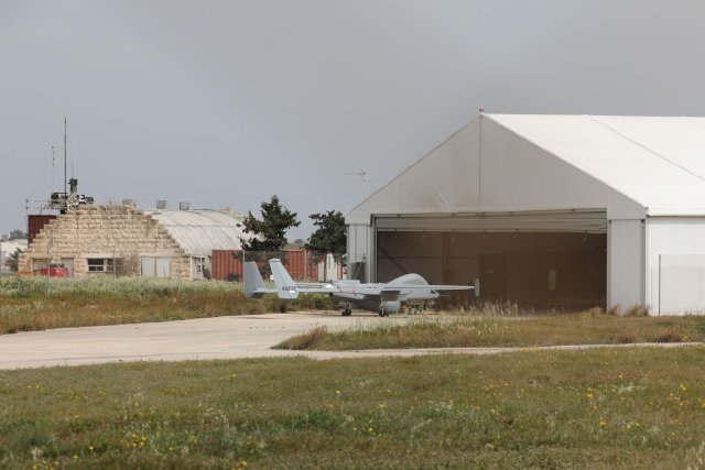 Eine Frontex-Drohne auf dem Flughafen in Malta