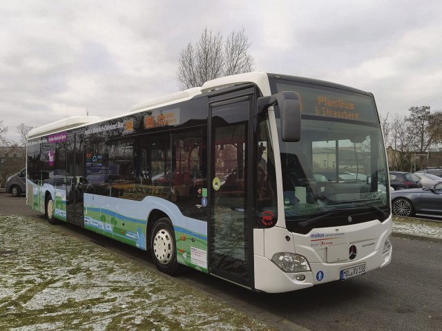 Ein neuer Plusbus der Linie 950 steht am Dienstag vor der Stadthalle von Erkner.