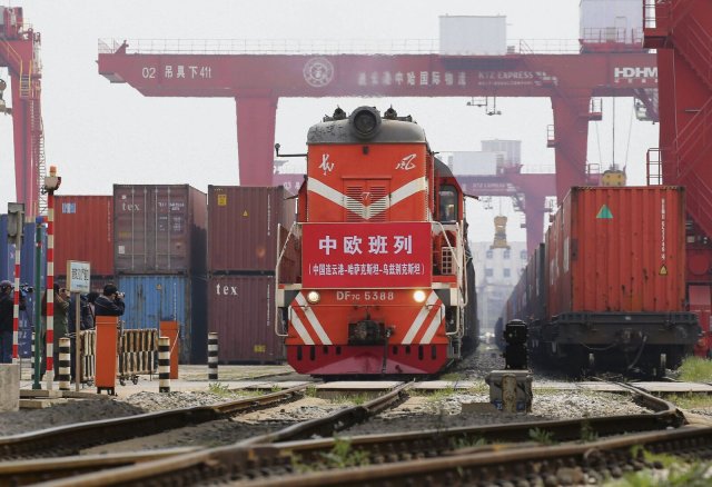 Chinesischer Güterzug: Die EU will mit den Asean-Staaten mehr Gegengewicht zum Handel mit dem übermächtigen China aufbauen.