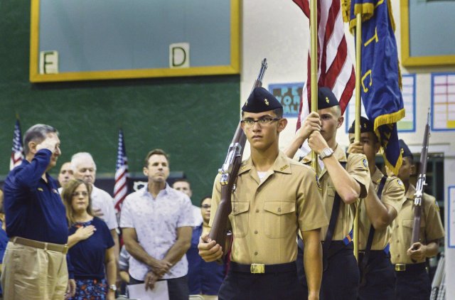 Das Navy »Junior Reserve Officers’ Training Corps« (JROTC) der Palm Beach Gardens High School tritt an der Watson B. Duncan Middle School an, um die Flagge zu hissen.