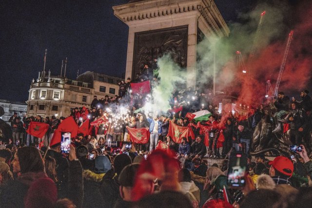 Fans in der ganzen Welt: Anhänger Marokkos feiern den Einzug ihrer Mannschaft ins WM-Halbfinale in London.