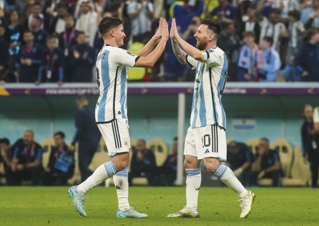 Lionel Messi (r.) und Julian Alvarez schossen Argentinien ins Finale der WM.