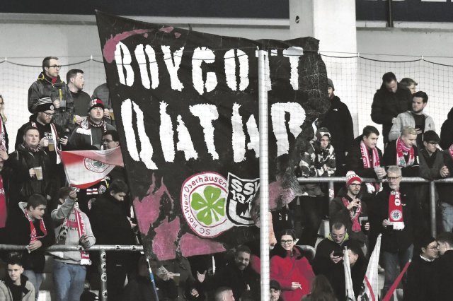 Boykott-Aufruf auf den Rängen des Niederrhein-Stadions: Der Viertligist Rot-Weiß Oberhausen erlebt während der Weltmeisterschaft einen Zuschauerboom.