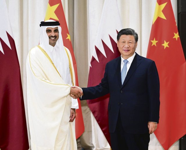 Katars Emir Tamim bin Hamad Al Thani (l.) und der chinesische Präsident Xi Jinping wissen um die weltpolitische Bedeutung des Fußballs.