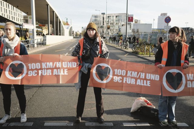 Den Protest in die Mitte der Gesellschaft tragen: Lea Bonasera (Mitte) und ihre Mitstreiter*innen der Letzten Generation bei einer Straßenblockade am Berliner Hauptbahnhof