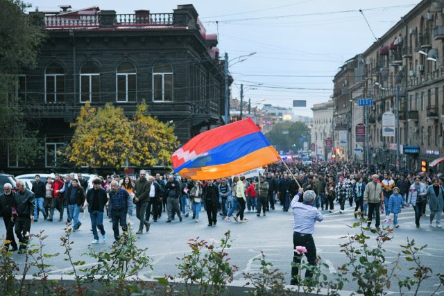 Seit Wochen protestieren Menschen in Jerewan für den Schutz von Bergkarabach.