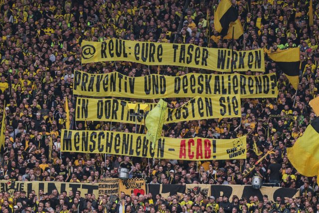 Kurz nach dem Tod eines Mannes nach einem Polizeieinsatz in Dortmund protestierten Fußballfans von Borussia Dortmund mit diesen Bannern im Stadion gegen den Einsatz von Tasern bzw. Elektroschockpistolen.