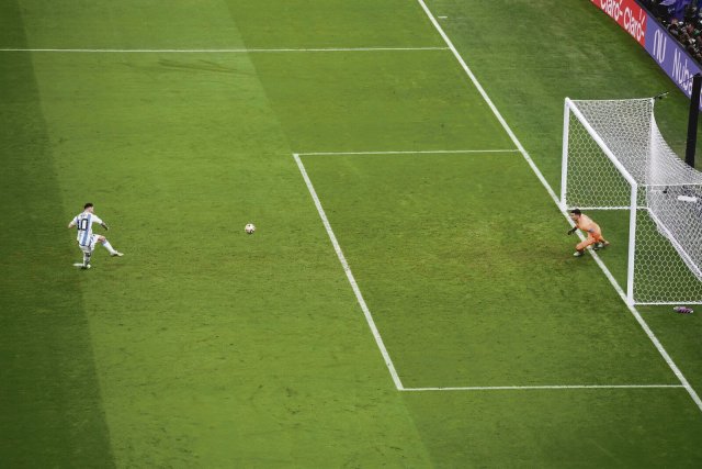 Was soll ein Torwart tun? Im Halbfinale Argentinien-Kroatien erzielt Lionel Messi per Foulelfmeter das Tor zum 1:0 gegen Torwart Dominik Livakovic