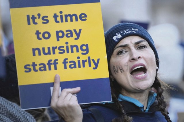 Pflegekräfte und andere Beschäftigte des britischen Gesundheitsdiensts NHS haben diese Woche für höhere Löhne gestreikt.
