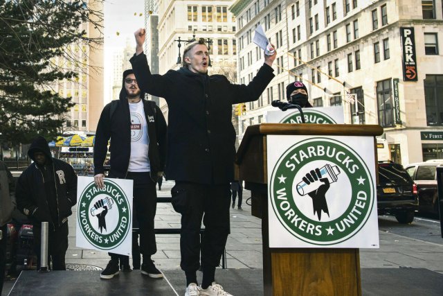 Kundgebung von Starbucks-Beschäftigten in New York. Die Demonstrierenden werfen dem Unternehmen gewerkschaftsfeindliche Praktiken vor.