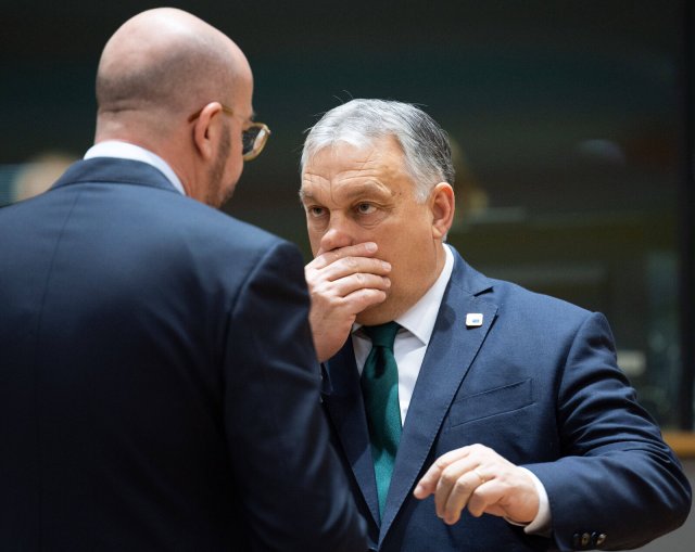 Brüssel hat lange versucht, mit Worten auf Ungarn einzuwirken. Jetzt handelt die EU und hält Corona-Hilfsgelder zurück.