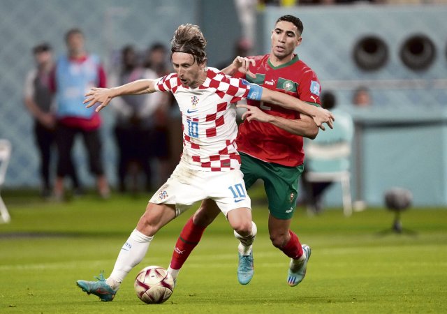 Kroatiens Luka Modrić (l.) und Marokkos Achraf Hakimi spielten das Spiel um Platz drei so, als würde es um den WM-Pokal gehen.