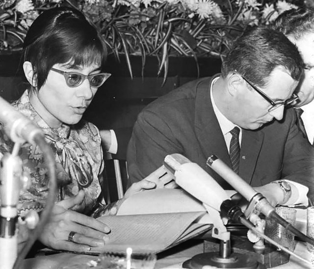 Da war sie schon arriviert: Brigitte Reimann 1966 auf einer Lesung in Berlin, rechts neben ihr Lektor Walter Lewerenz.