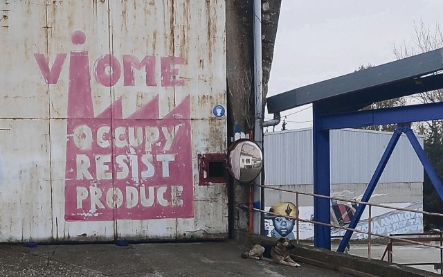 Ein Graffiti am Fabrikgebäude von Viome