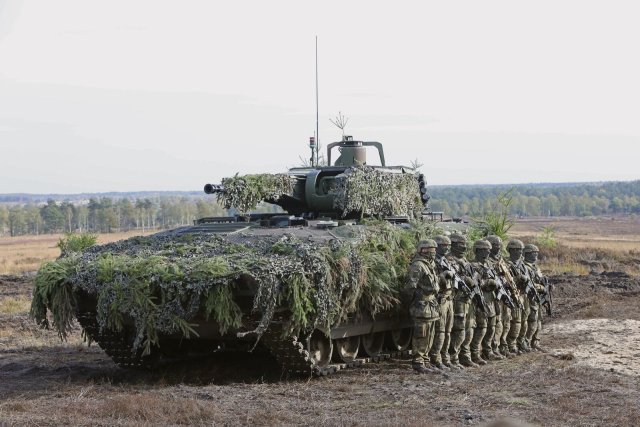 Ein abgetarnter Schützenpanzer Puma auf dem Truppenübungsplatz Bergen nach einer Gefechtsvorführung