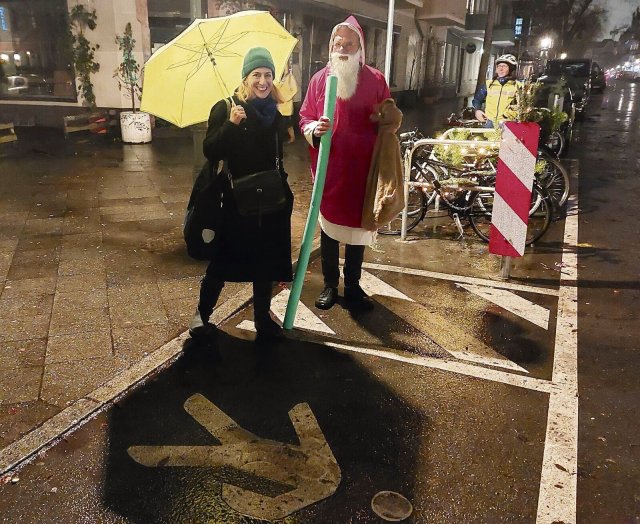 Auch Stadträtin Almut Neumann (Grüne) kommt jetzt sicher über diese Kreuzung. Als Weihnachtsmann verkleidet Roland Stimpel