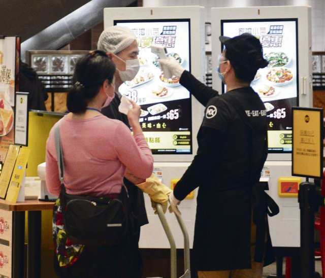 Offiziell gibt es in der Gastronomie Covid-Kontrollen. Doch viele Hongkonger umgehen sie.